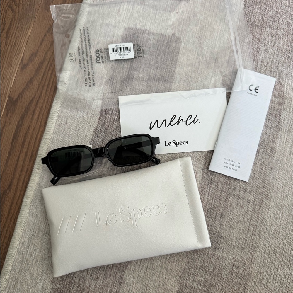 Le Specs Black Pilferer - BRAND NEW